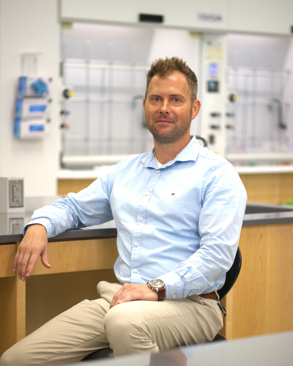 Dr. Levente Pap working at the bench in the laboratory