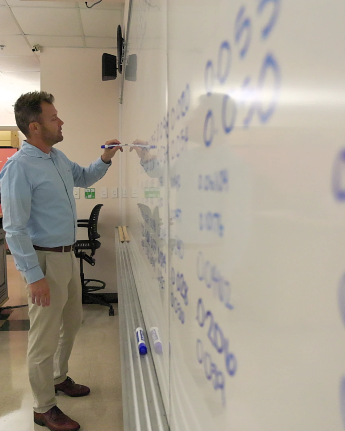 Dr. Levente Pap teaching and working with students in the laboratory